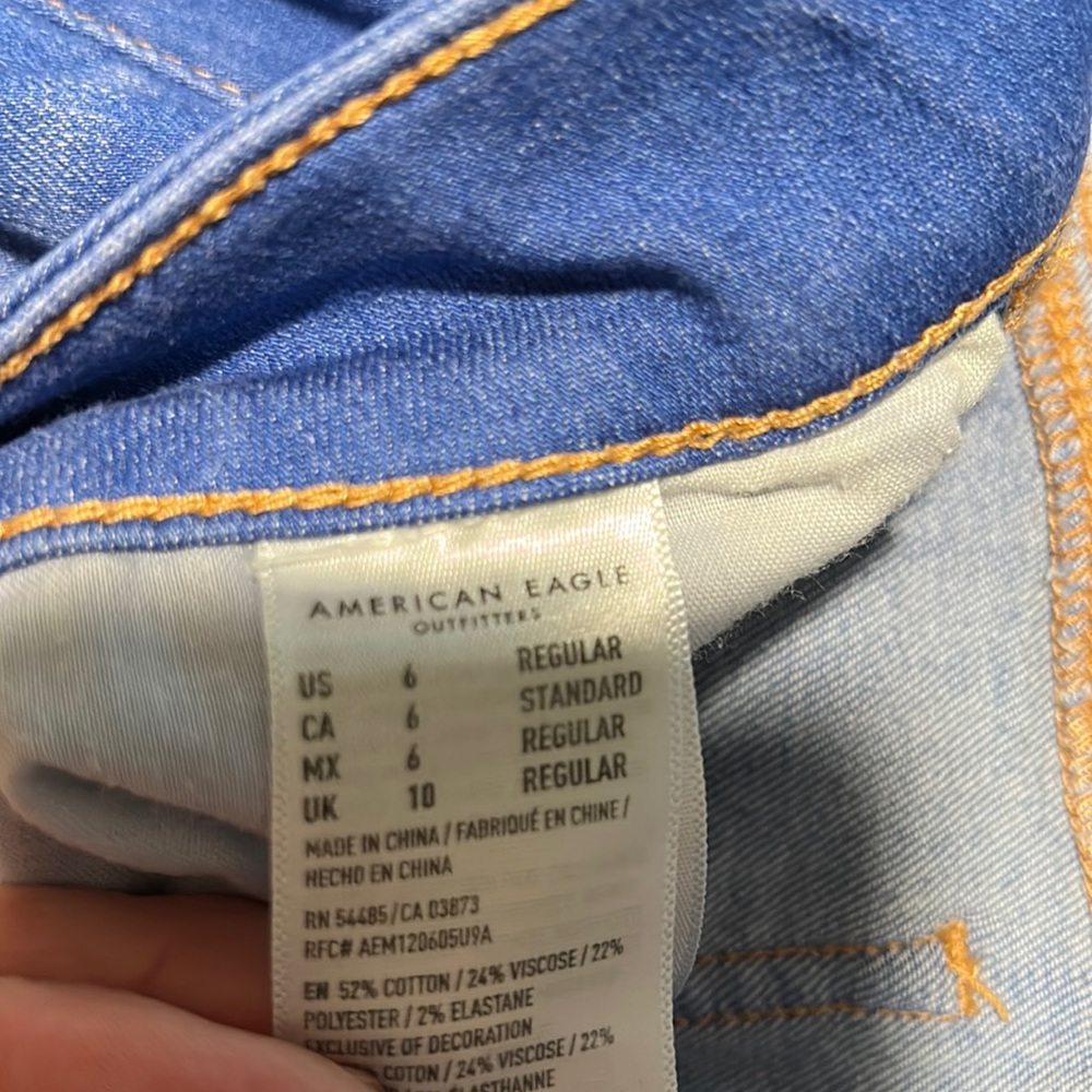 Woman’s skinny jeans American eagle size 6